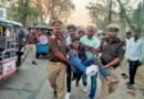 मानवता की मिसाल बनी महुली पुलिस, एसओ दुर्गेश पांडेय ने सड़क पर तड़प रहे घायलों को खुद पहुंचाया अस्पताल