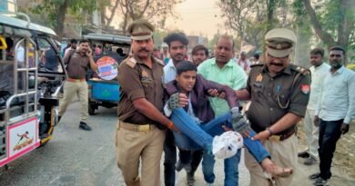 मानवता की मिसाल बनी महुली पुलिस, एसओ दुर्गेश पांडेय ने सड़क पर तड़प रहे घायलों को खुद पहुंचाया अस्पताल