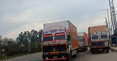 ढाबों के आगे राष्ट्रीय राजमार्ग पर खड़े ट्रक दे रहे हैं हादसों को न्यौता
