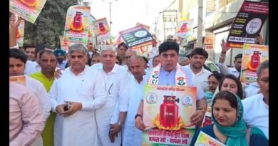 देश में गैस की कीमतों की बढ़ोतरी व किल्ल्त को लेकर कांग्रेस पार्टी का अनोखा प्रदर्शन